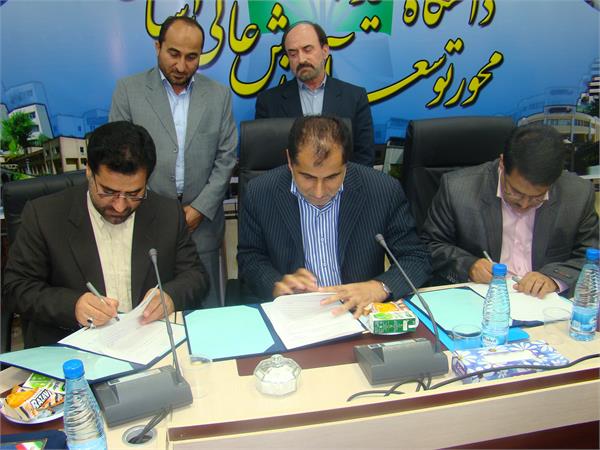 همزمان با دور چهارم سفرهای استانی هیات دولت  تفاهم نامه سه جانبه تحقیق و پژوهش فناوری اطلاعات در استان خوزستان مبادله شد