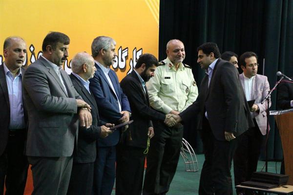 تقدیر از مدیرکل ارتباطات و فناوری اطلاعات استان خوزستان در همایش تخصصی آموزشی پیشگیری و مدیریت بحران