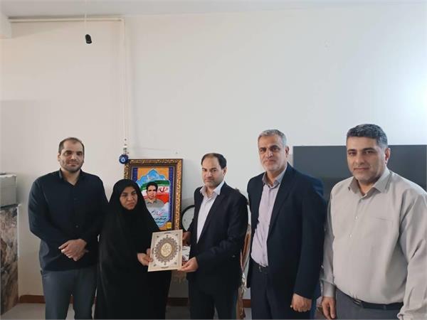 دیدار با خانواده شهدا وزارت در استان