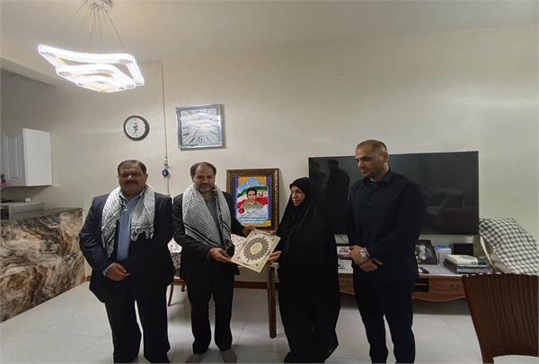 تجدید میثاق با آرمان‌های شهدا؛ دیدار مدیران کل ارتباطات و پست خوزستان با خانواده شهید چراغعلی صادقی