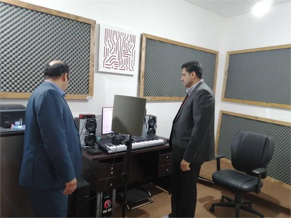 مدیرکل ارتباطات استان خوزستان از مرکز فناوری و کارآفرینی بازدید کرد