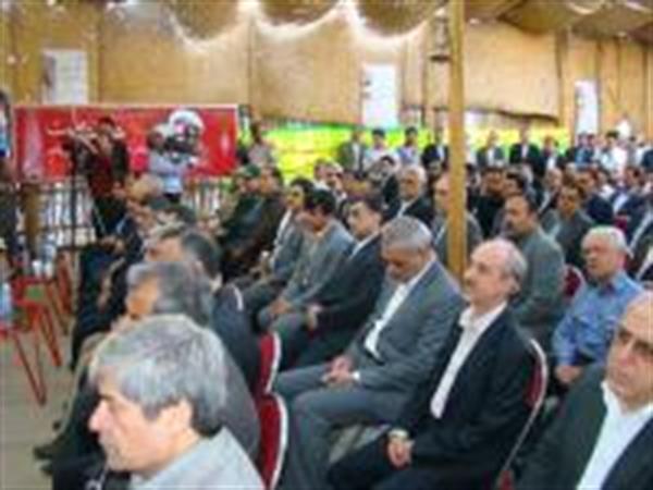 در آغازین روز هفته دولت مدیران ادارات و استاندارمحترم استان خوزستان به شهدا ادای احترام کردند